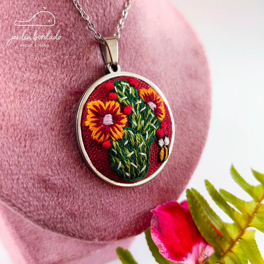 Collar cactus con flores