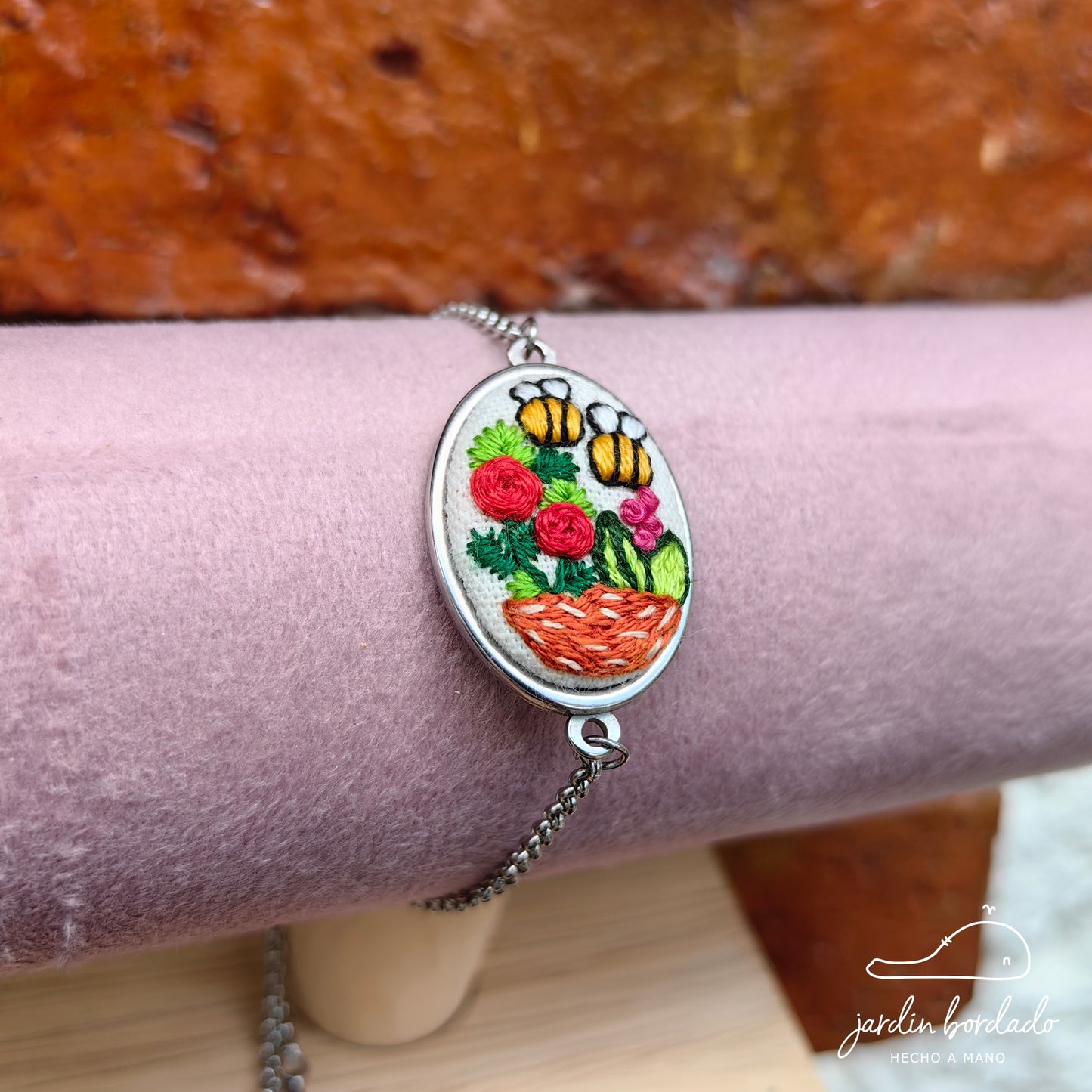 Pulsera rosas y abejitas